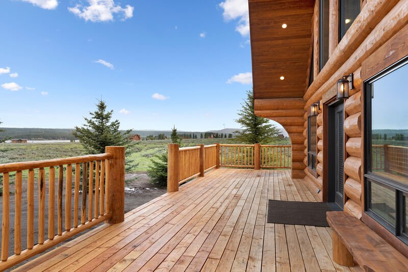 Custom log home exterior and timber craftsmanship