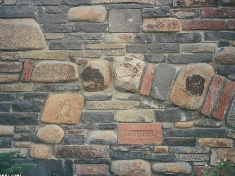 Natural stone wall with mixed materials
