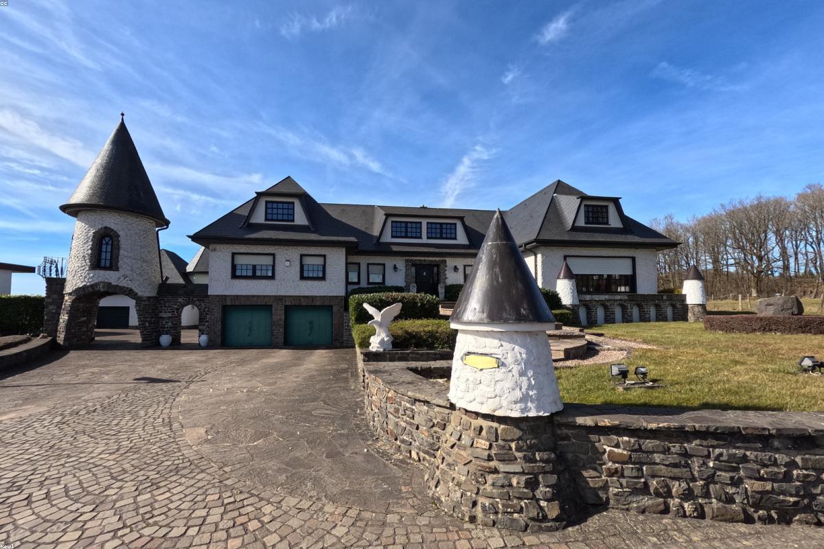 Stone retaining wall along driveway in Park City Utah